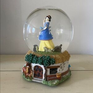 Snow White Vintage Musical Snow Globe